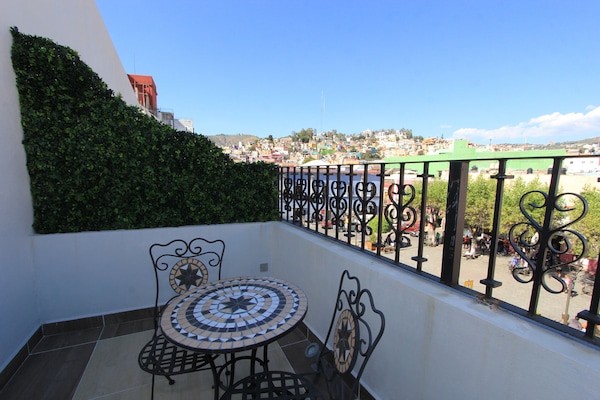 Quarto solteiro superior, 1 cama de casal | Vista para a rua