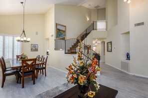 House, 5 Bedrooms | Dining
