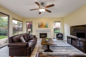 House, 5 Bedrooms | Living area