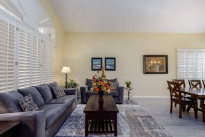 House, 5 Bedrooms | Living area