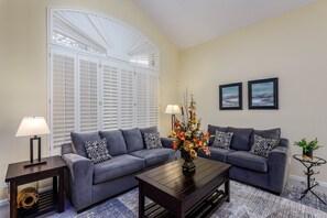 House, 5 Bedrooms | Living area