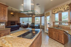 Hus, 4 soverom | Eget kjøkken | Kjøleskap, mikrobølgeovn, ovn og oppvaskmaskin