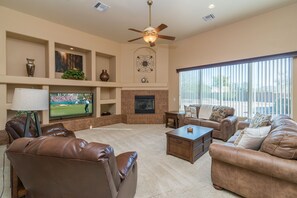 Hus, 4 soverom | Oppholdsrom | TV, peis og DVD-spiller