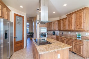 House, 4 Bedrooms | Private kitchen | Fridge, microwave, oven, dishwasher - Casa Vista 4 Bedroom Home by RedAwning (Phoenix)