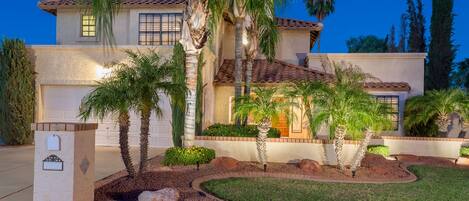 Casa, 4 habitaciones | Vista frontal de la propiedad