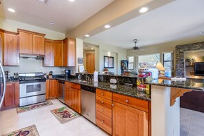 Villa, 2 slaapkamers | Privékeuken | Een koelkast, een magnetron, een oven, een vaatwasser