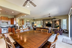 Villa, 2 Bedrooms | Dining