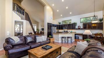 House, 4 Bedrooms | Living room | TV, DVD player