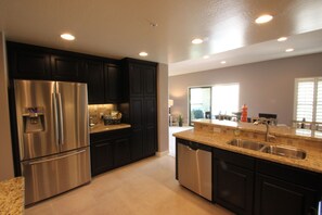 Villa, 3 Bedrooms | Private kitchen | Fridge, microwave, oven, coffee/tea maker - Monte 3 Bedroom Townhouse by RedAwning (Phoenix)