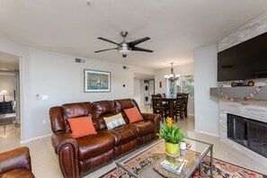 Condo, 2 Bedrooms | Living area