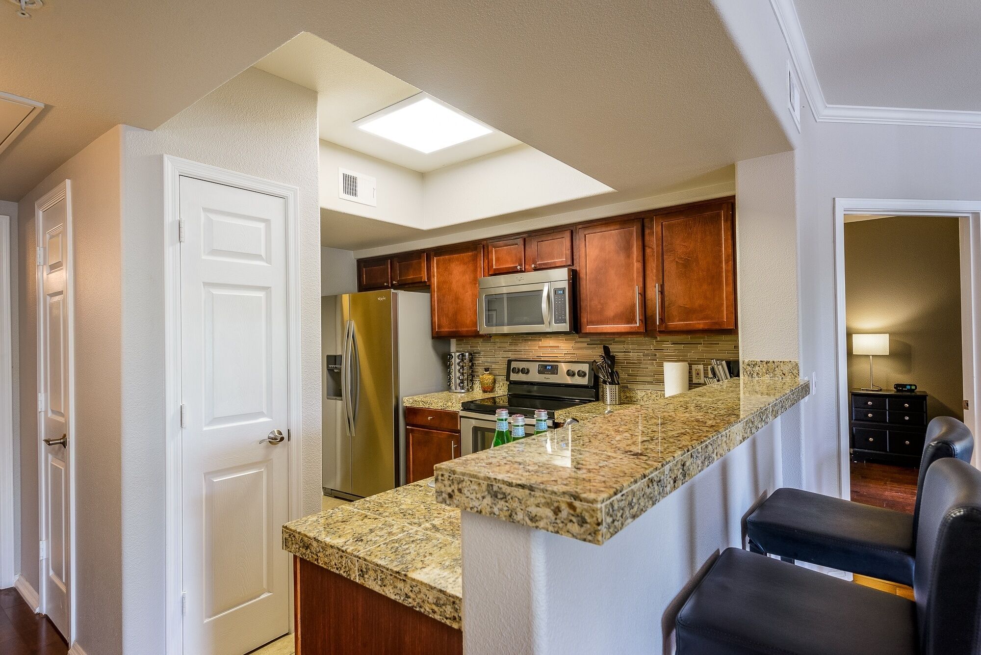 Condo, 2 habitaciones | Cocina privada | Refrigerador, microondas, horno y cafetera y tetera 