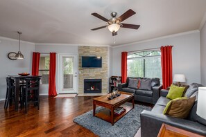 Appart'hôtel, 2 chambres | Salle de séjour | Lecteur de DVD