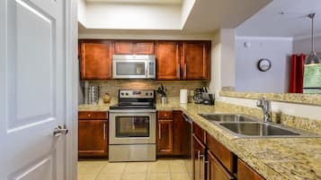 Appart'hôtel, 2 chambres | Cuisine privée | Réfrigérateur, micro-ondes, four, cafetière/bouilloire