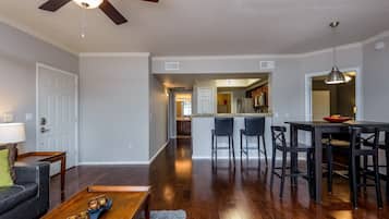 Appart'hôtel, 2 chambres | Salle de séjour | Lecteur de DVD