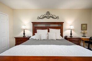 2 bedrooms, desk, laptop workspace, iron/ironing board - Signature Ii 2 Bedroom Condo (Scottsdale)