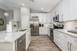 House, 3 Bedrooms | Private kitchen