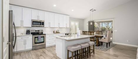 Huis, 3 slaapkamers | Privékeuken | Een koelkast, een microgolfoven, een oven, een vaatwasser