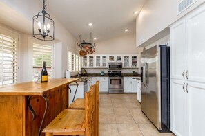 House, 4 Bedrooms | Private kitchen | Fridge, microwave, oven, coffee/tea maker