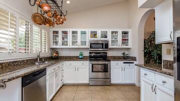 House, 4 Bedrooms | Private kitchen | Fridge, microwave, oven, coffee/tea maker