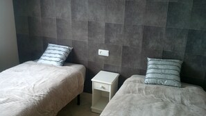 3 bedrooms, iron/ironing board, internet, bed sheets