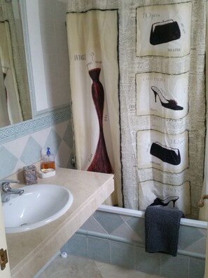 Duschwanne, Haartrockner, Bidet, Handtücher