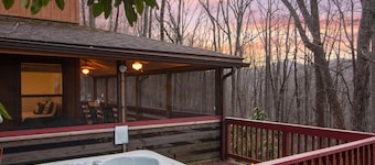 Hot Tub - Screen Porch - Rockers - Fire Pit - Cozy - Clean - Fast Wi-Fi - 5 Star
