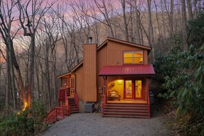 Exterior - Hot Tub - Screen Porch - Rockers - Fire Pit - Cozy - Clean - Fast Wi-Fi - 5 Star (Maggie Valley)