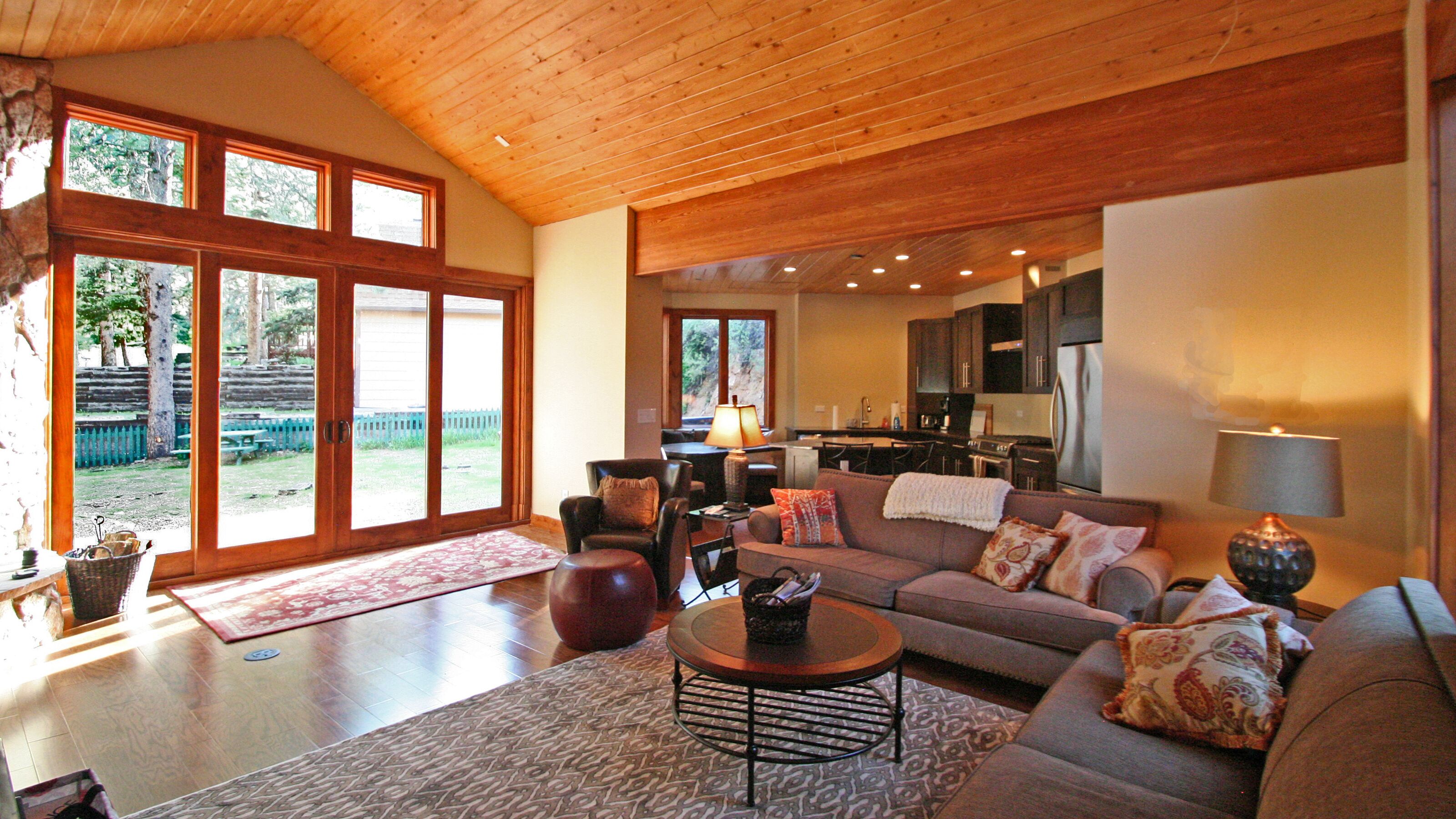 Een smart-tv, een open haard, een dvd-speler en boeken