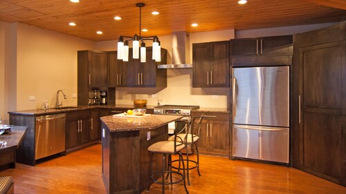 Elite winter retreat, hot tub, 2 fireplaces, Ice skating on the village pond.