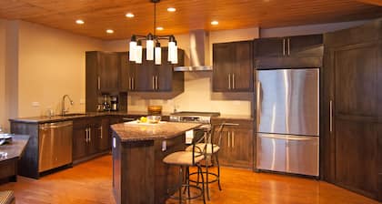 Elite winter retreat, hot tub, 2 fireplaces, Ice skating on the village pond.