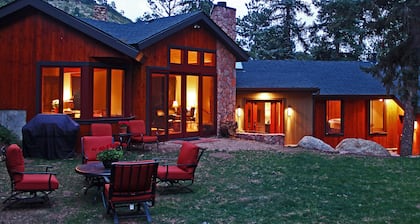Elite mountain retreat, hot tub, walk to waterfalls, hiking, fishing, wildlife.