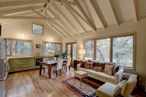 TV, lettore DVD, libri, videoteca