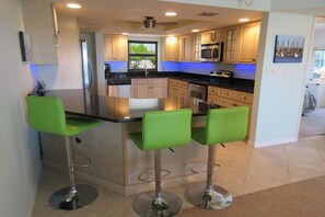 Apartment, 2 Schlafzimmer | Essbereich im Zimmer