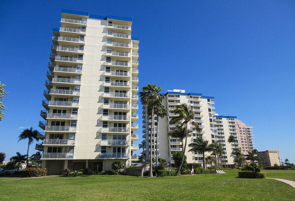 Vista frontal de la propiedad