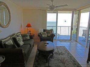 Condo, 2 chambres | Aire de séjour | Téléviseur