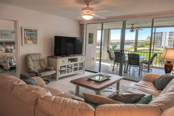 コンドミニアム 2 ベッドルーム | リビング エリア