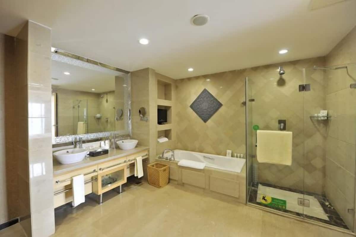 Baño | Tina con regadera, amenidades de baño gratuitas, secadora de cabello