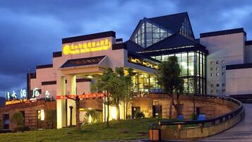 Fassade der Unterkunft – Abend/Nacht