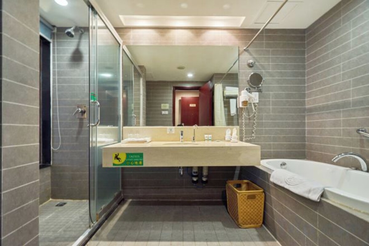 Combined shower/bathtub, free toiletries, hair dryer, slippers