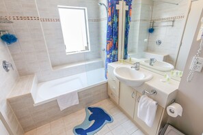 Appartement, 2 slaapkamers, uitzicht op stad | Badkamer | Een bad/douchecombinatie, gratis toiletartikelen, handdoeken