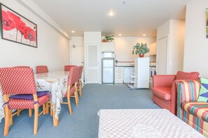 Apartemen, 2 kamar tidur, pemandangan kota | Makan di kamar