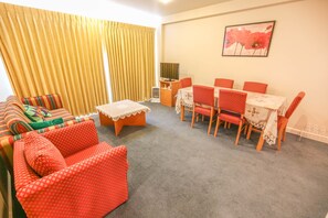 Apartment, 2 Schlafzimmer, Stadtblick | Wohnbereich