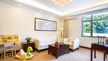Superior Family Suite | Living room