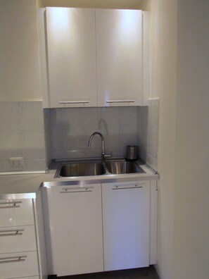 Kühlschrank, Mikrowelle, Herdplatte, Geschirrspüler