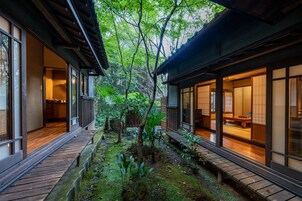 書桌、免費無線上網、床單