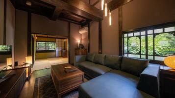 Japanese-Style Deluxe Room with Private Bathroom (Ikuseisou) | Desk, free WiFi, bed sheets