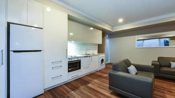 Full-sized fridge, microwave, oven, stovetop