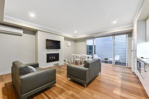 50-Zoll-Flachbildfernseher mit Premium-TV-Sendern, Smart-TV, Kamin