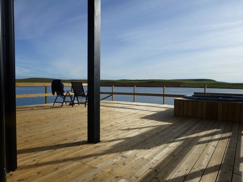 Isolated lakeside house, view of glaciers & volcanoes, good for day trips - new!