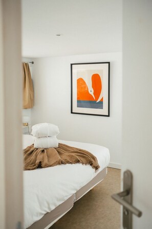 5 bedrooms, in-room safe, desk, iron/ironing board - A boat house on the beach (Paimpol)